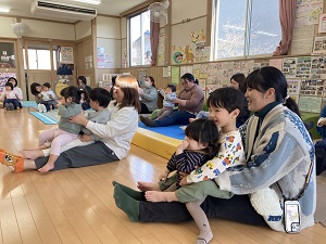 ふれあい遊びを楽しむ親子たち