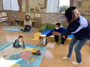 もう少しでゴールする親子と見守る親子たち