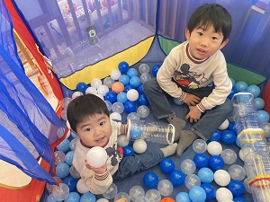 ボールプールで遊ぶ兄弟