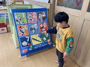 ライオンズ的あてで遊ぶ幼児