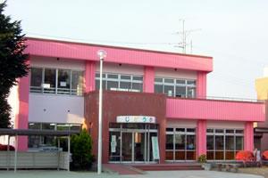 ピンク色の2階建て児童館の外観写真