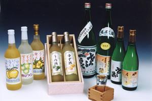 ワイン、箱に入ったうめ酒とゆず酒、純米毛呂美酒、桝酒の写真