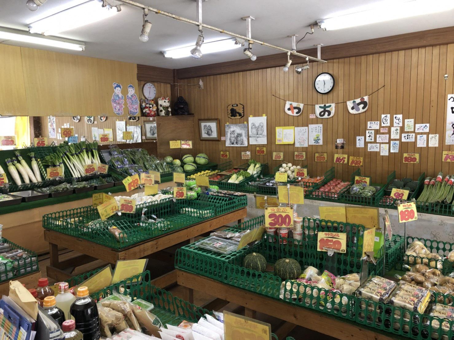店内にはたくさん野菜が並んでいる長谷部青果の写真