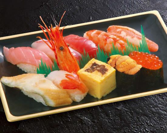 たくさんの新鮮な握り寿司が四角いお皿に盛られている「匠1人前」の写真