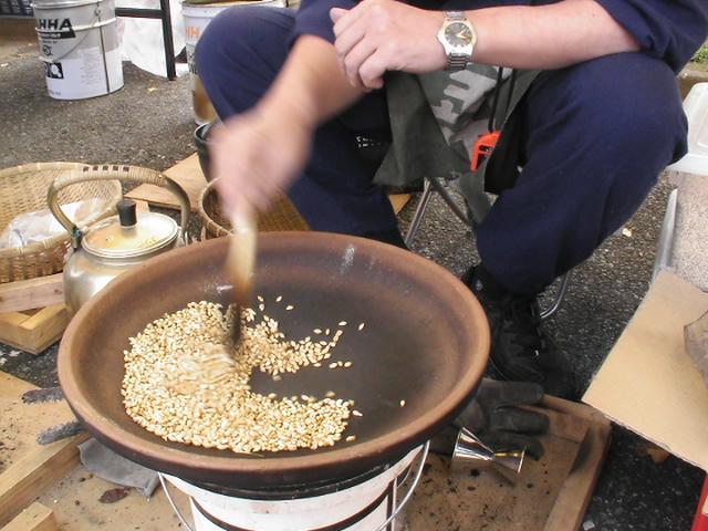 素焼きの土器皿の上で穀物を混ぜている写真