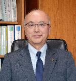 スーツ姿の高沢教育長の写真