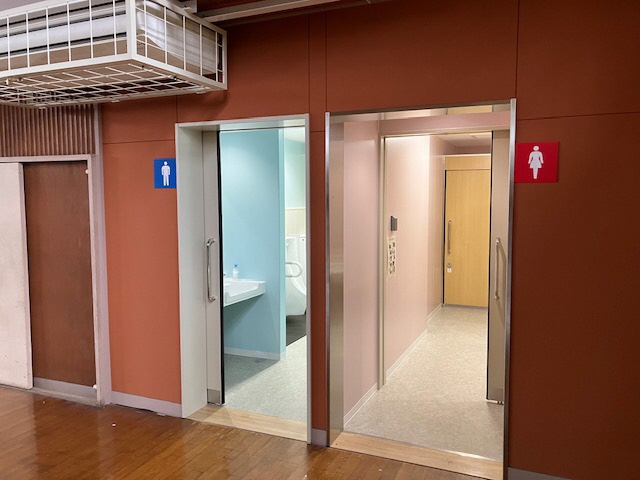 光山小学校体育館トイレ