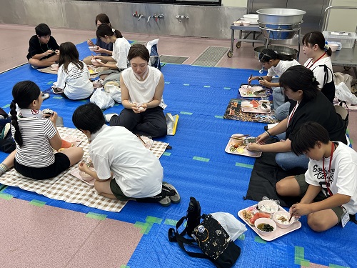 みんなで朝ごはんを食べている様子