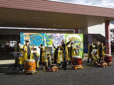 毛呂山特別支援学校高等部2年生による和太鼓演奏の様子