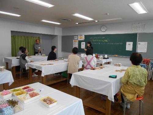 参加者の前で説明している先生