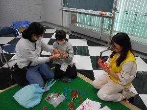 あやとりで遊ぶ人たち