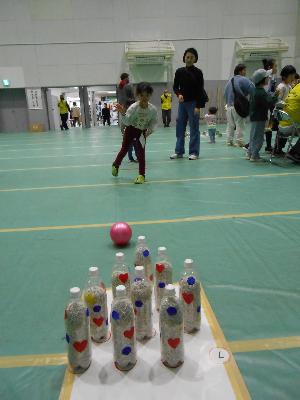 ボーリングで遊ぶ女の子