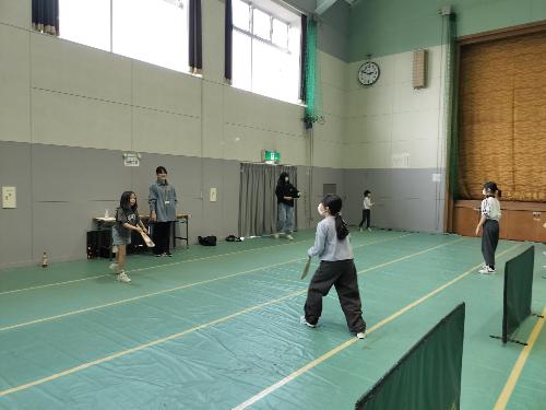 羽根つきで遊ぶ子どもたち