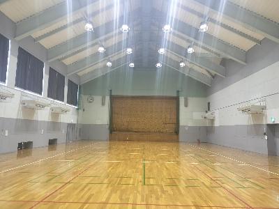 広々とした講堂兼体育室の室内写真