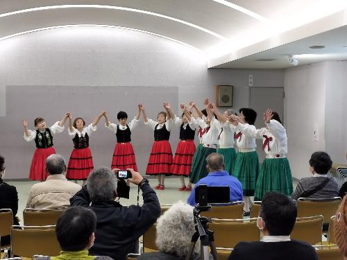 公民館まつりの舞台フォークダンスこすもす