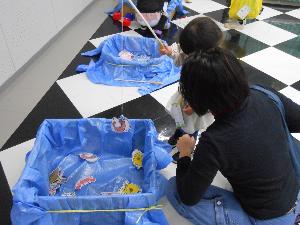 魚釣りで遊ぶ親子