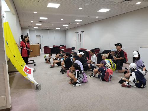 説明を受けている子どもたち