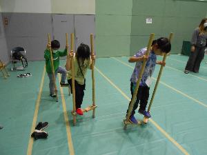 竹馬で遊ぶ子どもたち