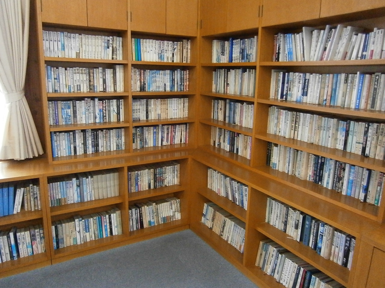 小説などの棚