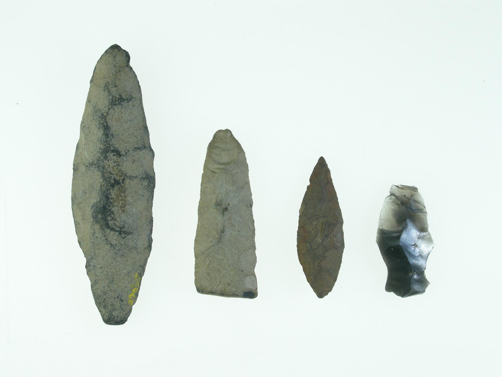 旧石器時代の大きさの違う4種類の楕円形の形をした石器の写真
