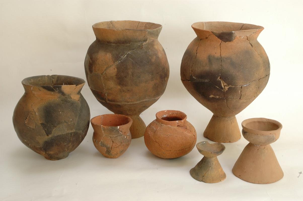 7種類のサイズや形の違う古墳時代の土器の写真