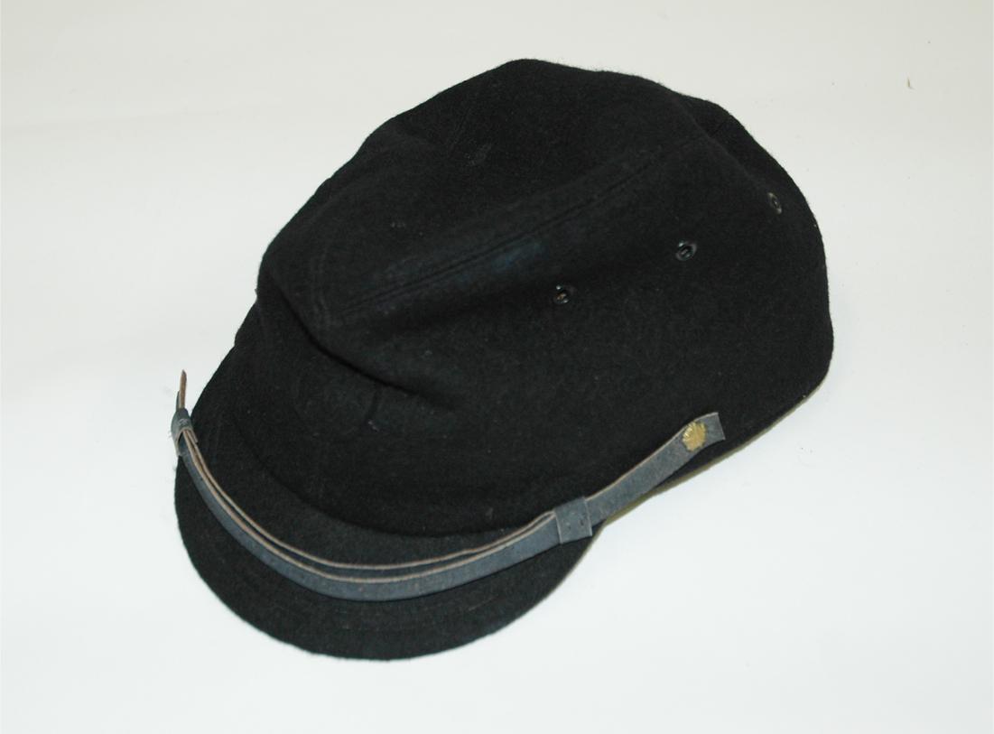 黒色で、当時通学時に着用していた男子の学生帽の写真