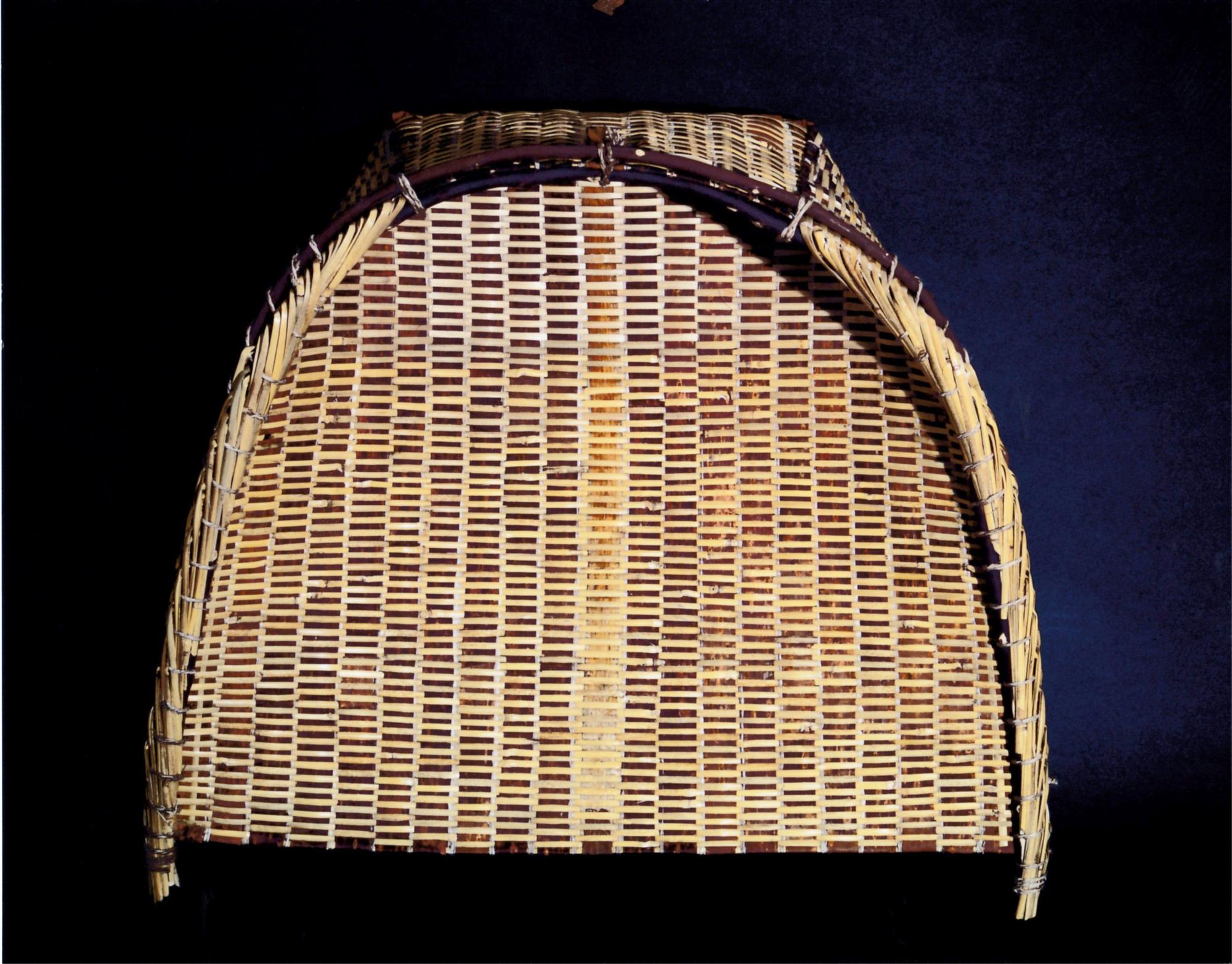 山桜の皮と篠竹で編まれたU字状の桜箕の写真