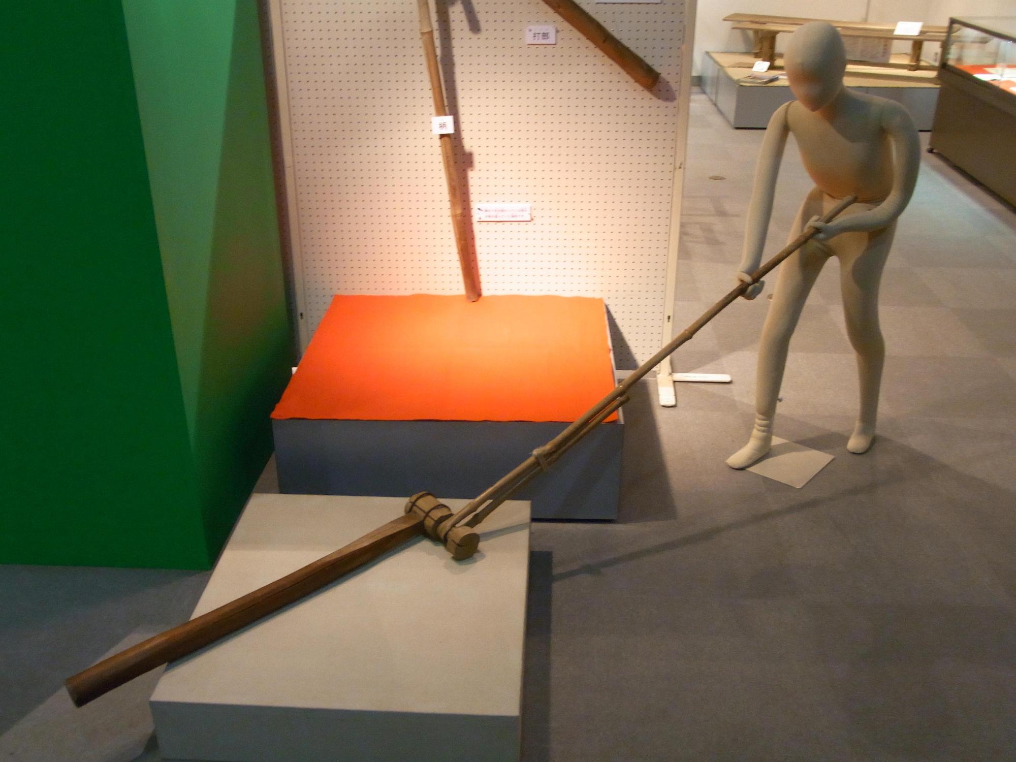 マネキンがくるり棒を使う様子が、資料館に展示された写真
