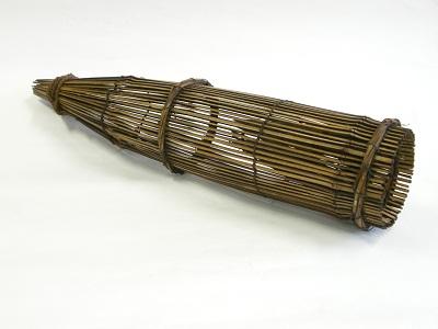 細い竹を編んで作られた筌の全体写真