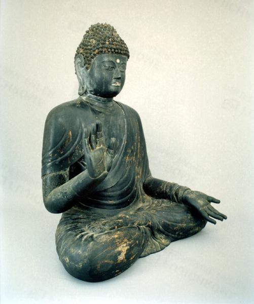 右手を上に左手を下に向け座禅を組んでいる「桂木寺伝釈迦如来坐像」の写真
