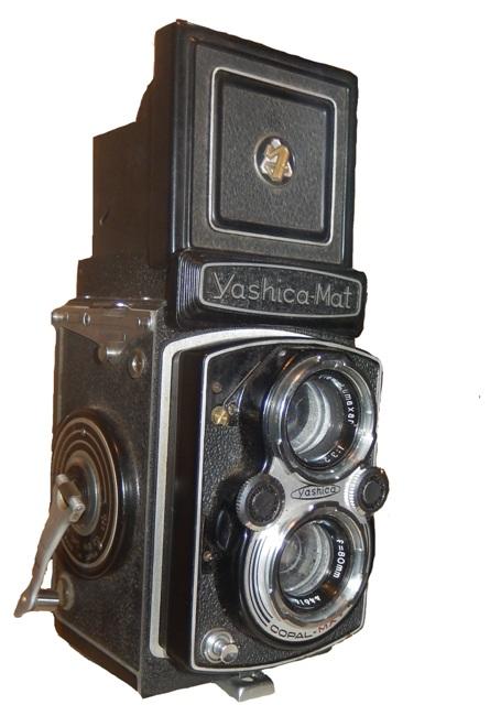 右側に巻き上げ用のクランクが付いたヤシカ社のヤシカマット二眼レフカメラの写真