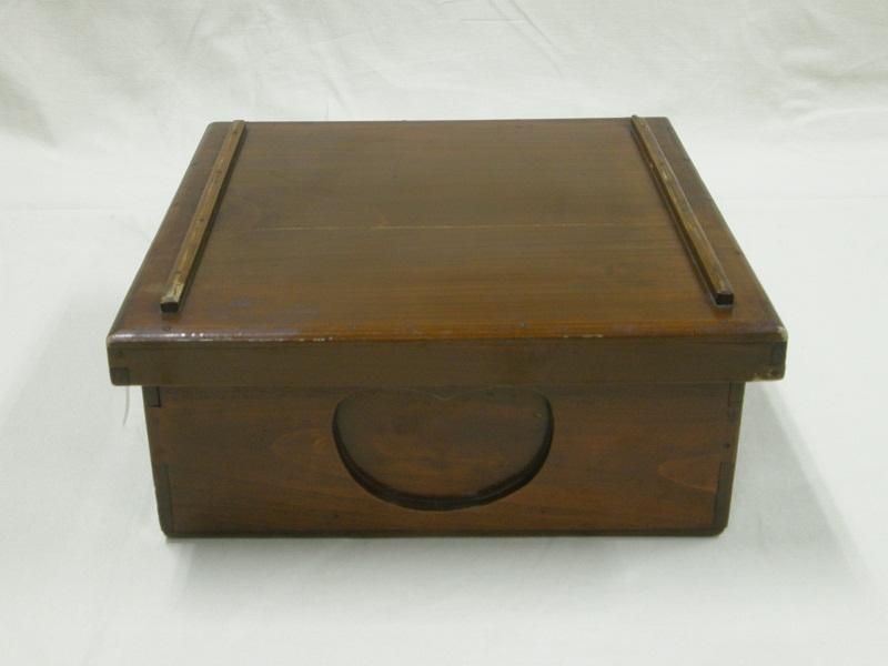 木製の箱膳の上蓋が閉まっている状態の写真