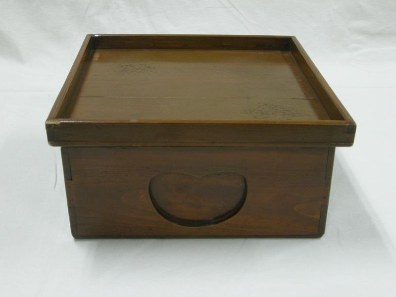 木製の箱膳の上蓋を反対にして御膳の形にした状態の写真