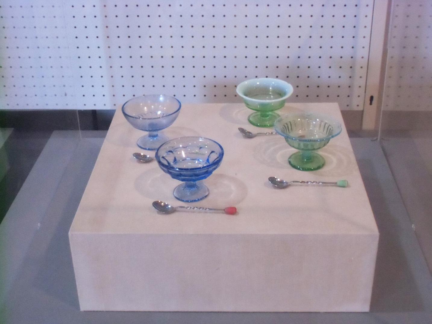 4組のかき氷を入れる青と緑のガラスの器とスプーンが並べられた写真