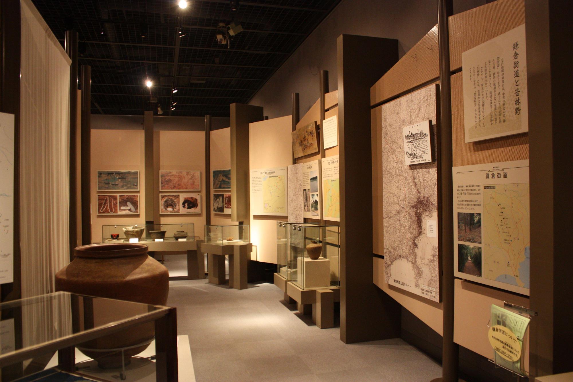 レトロな建物内にいろいろな資料が展示されている歴史民俗資料館内の写真