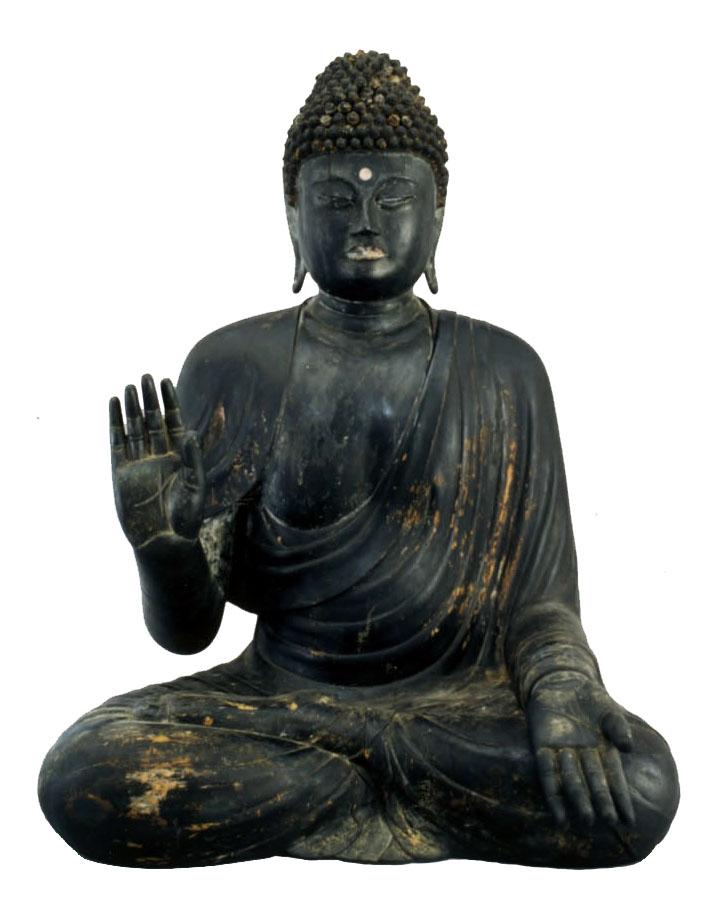 右手を上げ、左手を下向きに置いた、座禅を組んだ伝釈迦如来坐像の写真