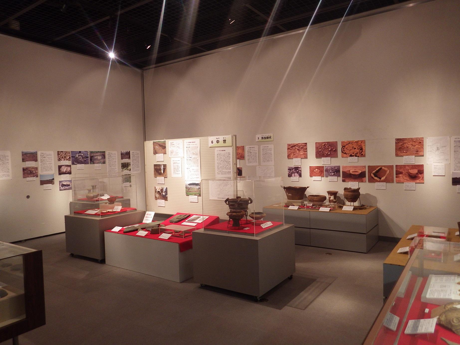土器の実物や出土した状態の写真が飾られている令和元年度後期企画展の資料が展示された特別展示室の写真