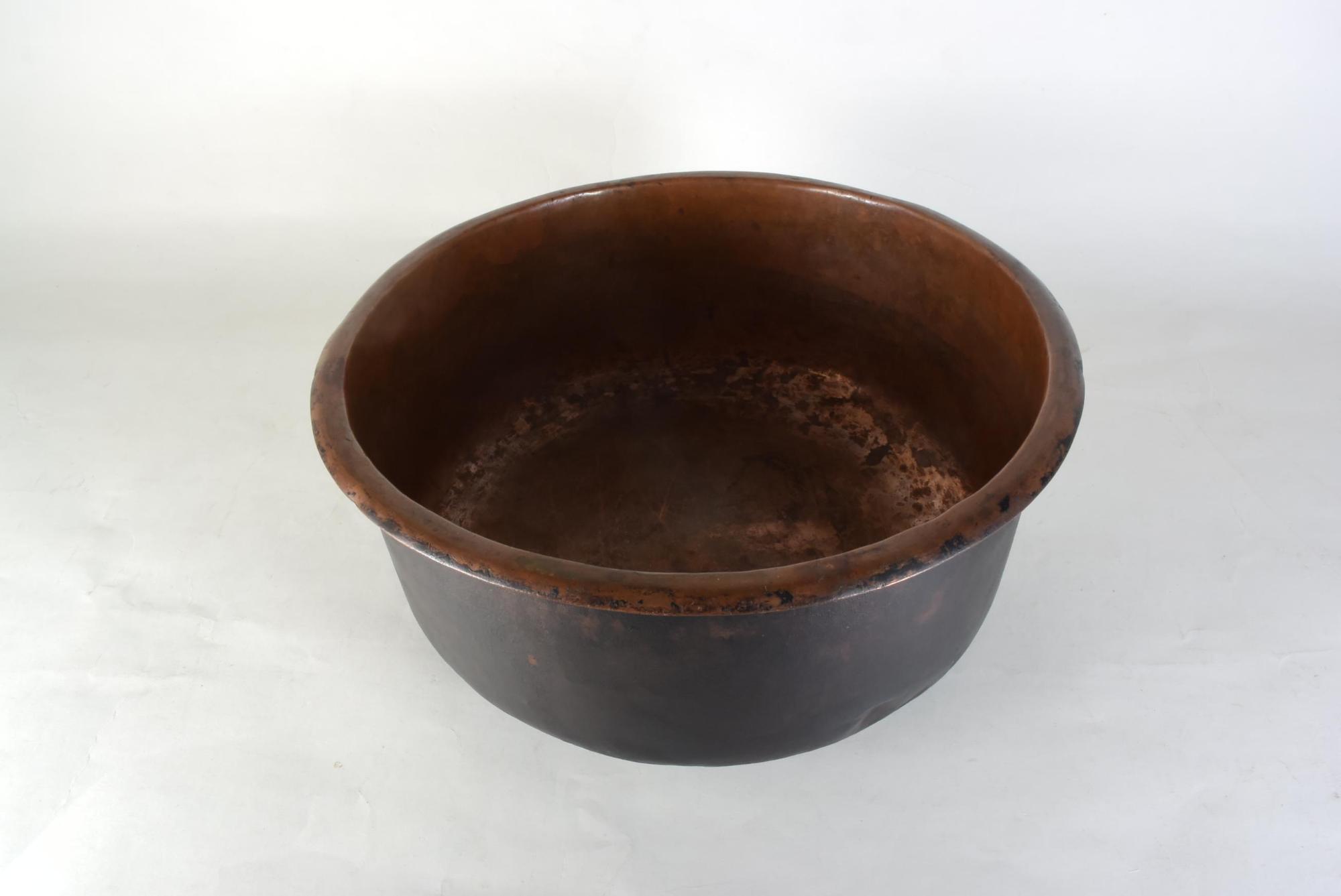 茶色で円形の銅鍋の写真