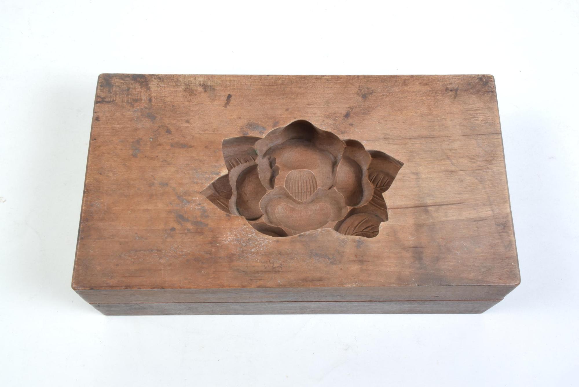 2枚の板を重ね合わせたツバキの花の形の木製の打菓子の型の写真