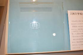 透明のガラスの中央に「川」の字マークがある窓ガラスの写真