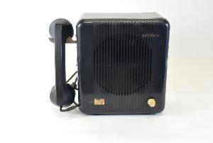 受話器と四角い形のスピーカーの付いた黒電話の写真