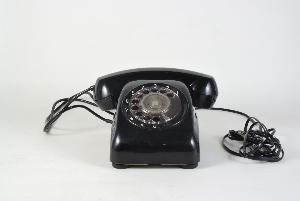 受話器と0～9までのダイヤル式の黒電話の写真