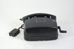 受話器と通話する時のハンドルが付いた黒電話の写真