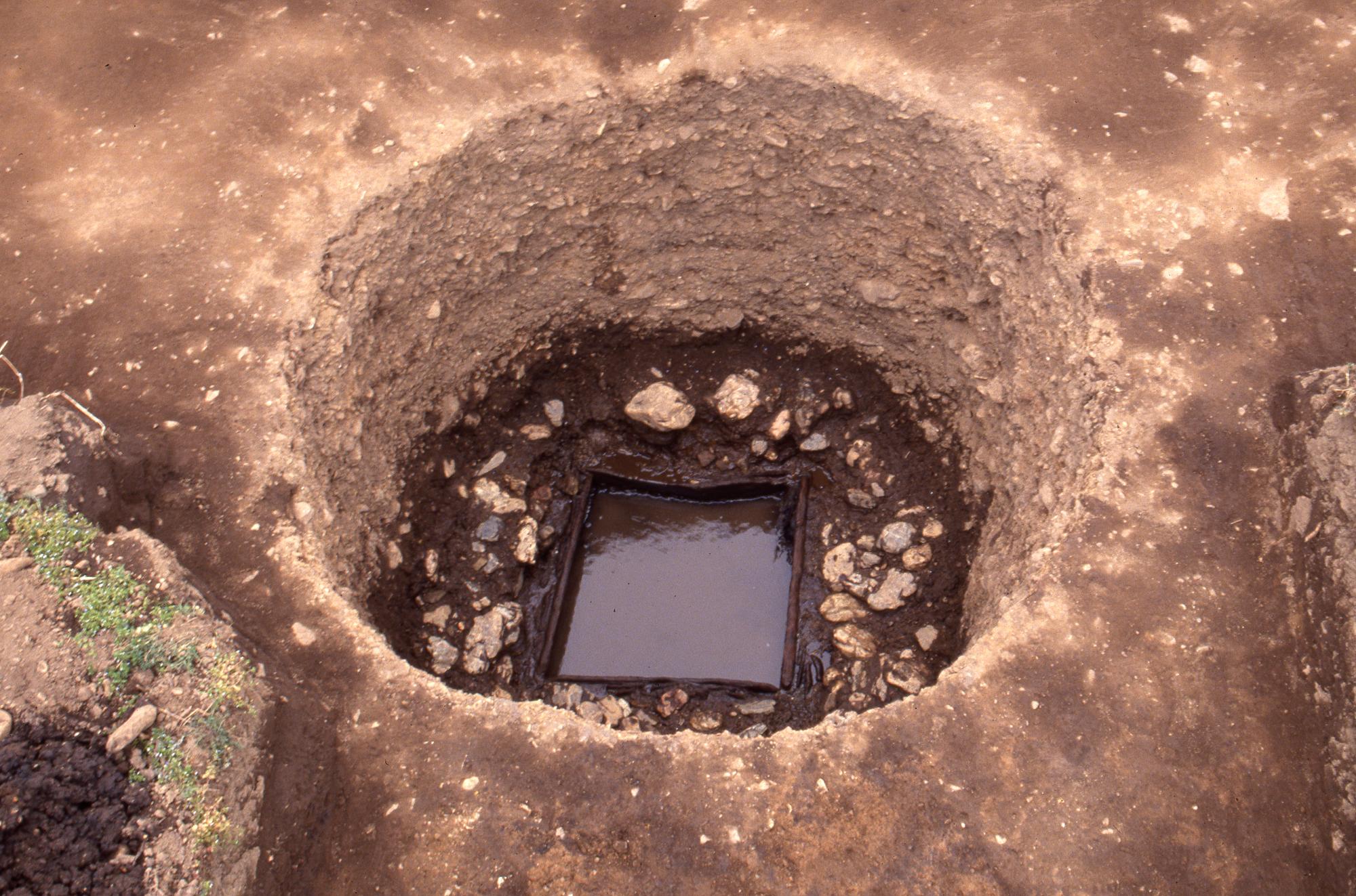 木枠が設置された井戸跡