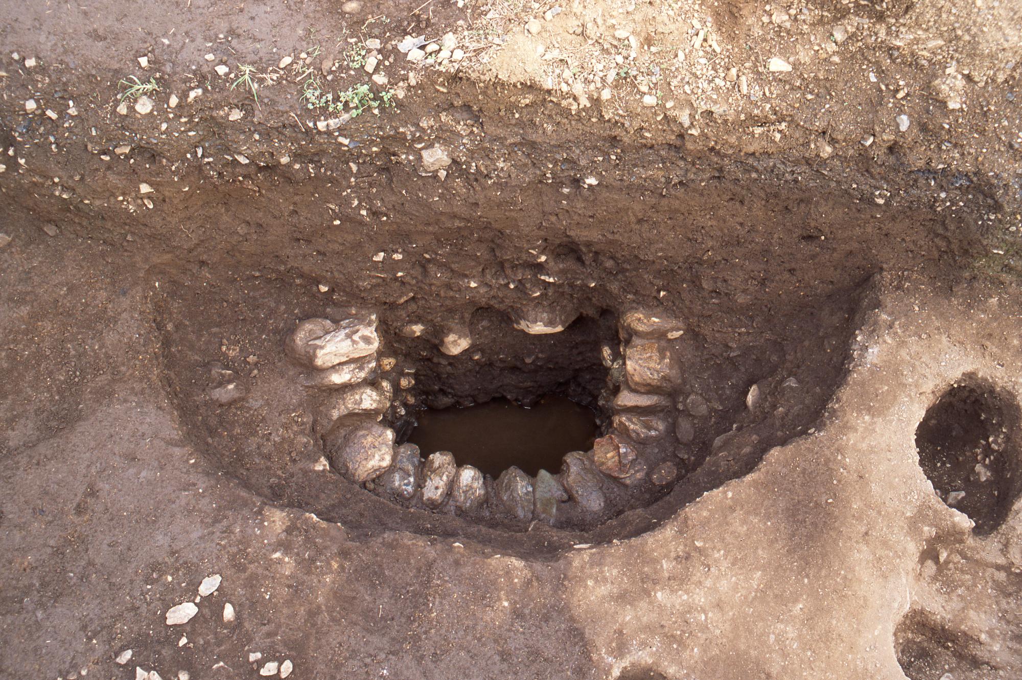 道端の石組井戸跡