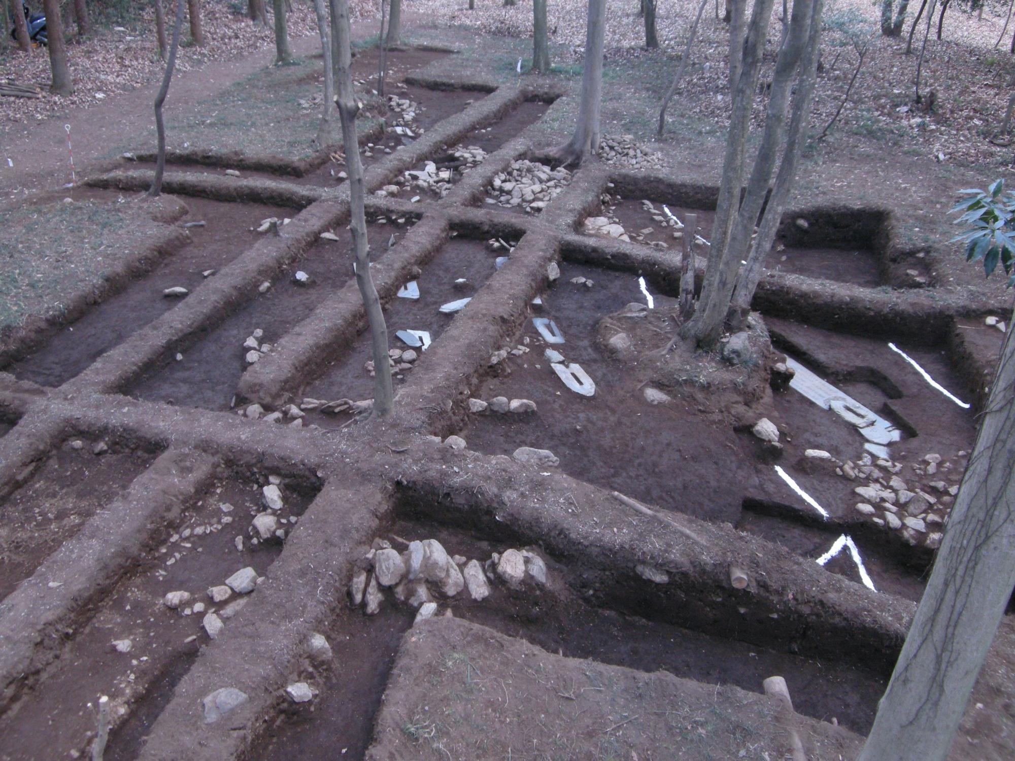 崇徳寺跡南墓域で発掘された板碑列