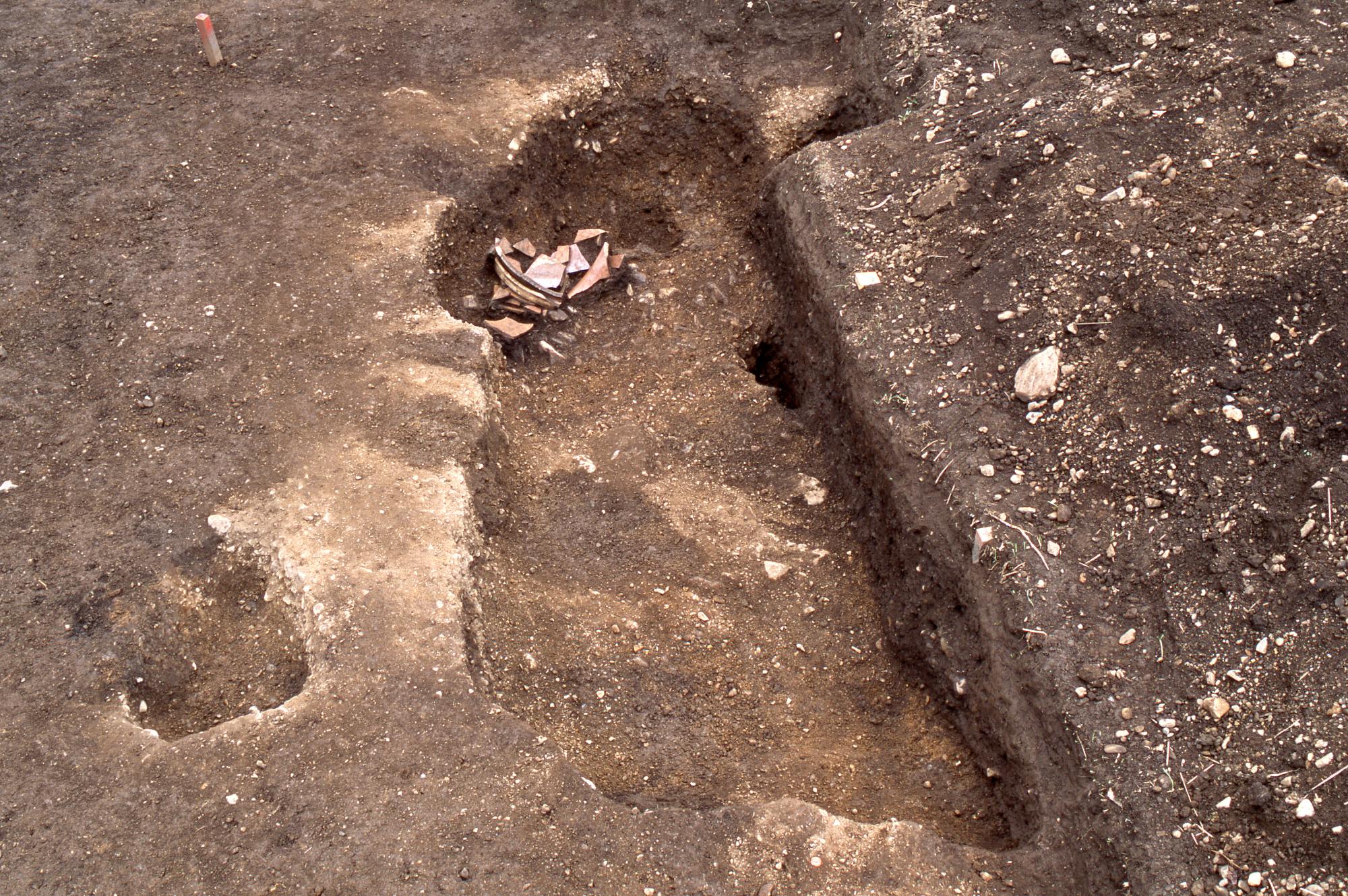 常滑焼きの大瓶が出土した竪穴建物跡