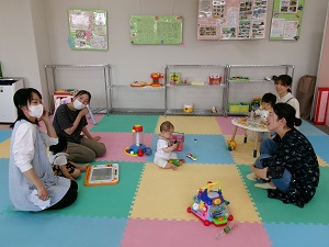 トークを楽しむ親子と先生