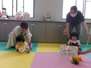 はいはいレースをする親子