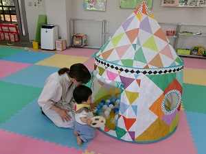 ボールプールを覗く親子